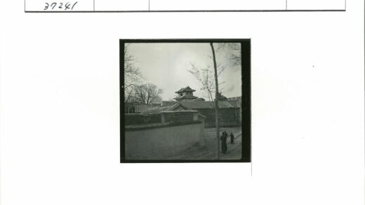 古建筑宝塔冬日行人小路.jpg