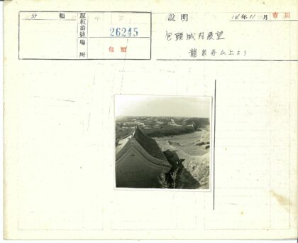 古建筑屋顶俯瞰荒原道路.jpg