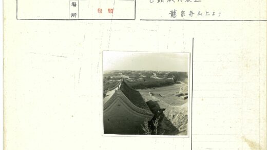 古建筑屋顶俯瞰荒原道路.jpg