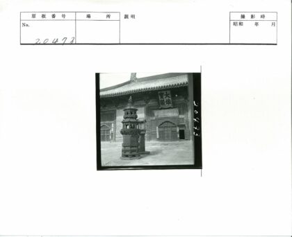 古建筑庭院石灯木门装饰.jpg