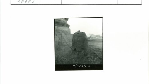 古建筑旁巨型钟历史景观.jpg