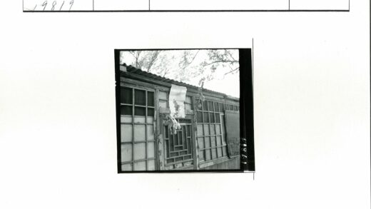 古建筑木窗海报阴天树木.jpg