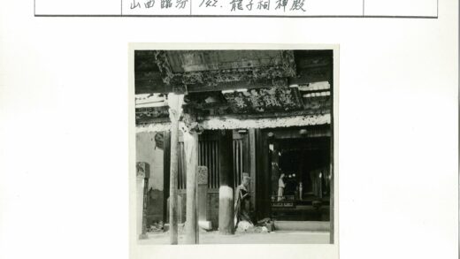古建筑木雕与祭坛人物.jpg