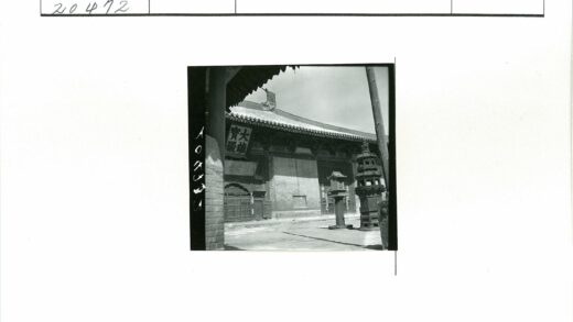 古建筑瓦顶木柱石雕灯笼.jpg