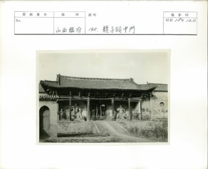 古建筑瓦顶木柱雕像大门.jpg