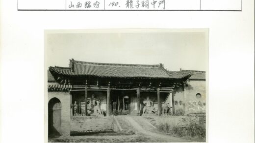 古建筑瓦顶木柱雕像大门.jpg