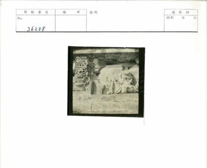 古建筑石刻装饰与风化人像.jpg
