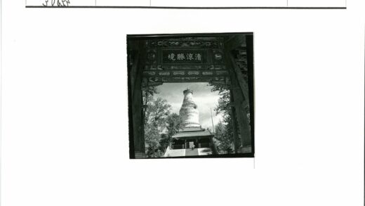 古建筑石塔与木门景观.jpg