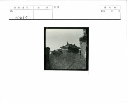 古建筑砖墙草地环绕.jpg