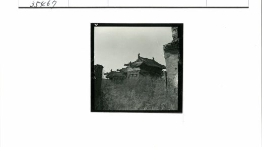 古建筑砖墙草地环绕.jpg