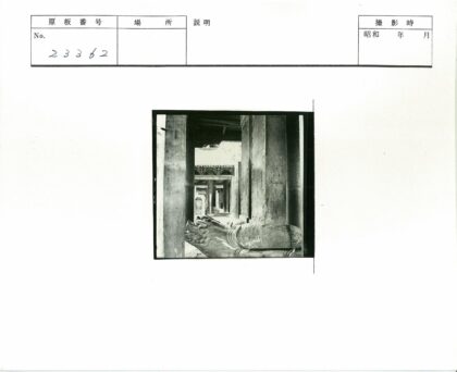 古建筑走廊木柱雕刻艺术.jpg