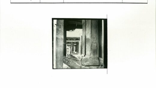 古建筑走廊木柱雕刻艺术.jpg
