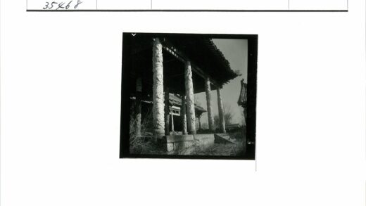 古建筑雕柱悬檐晴空景观.jpg