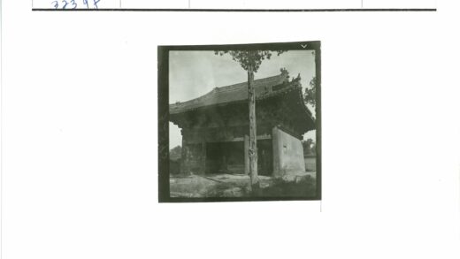 古建绿树蓝天景.jpg
