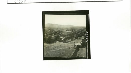 古朴村庄与远山风光.jpg