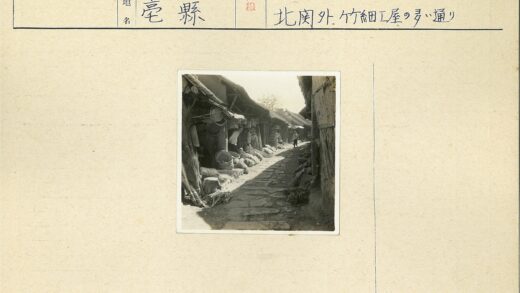 古朴石巷商铺行人.jpg