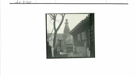 古朴石构与木车传统建筑风光.jpg