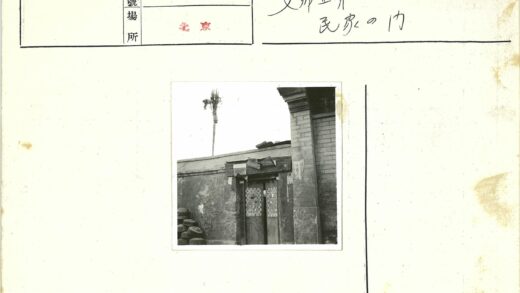 古朴砖墙与海报木门户外场景.jpg