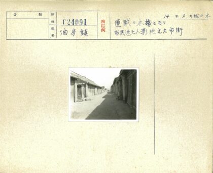 古朴茅草屋砖房街景.jpg