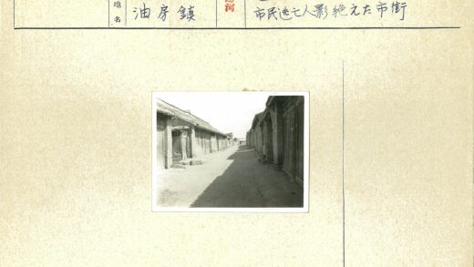 古朴茅草屋砖房街景.jpg