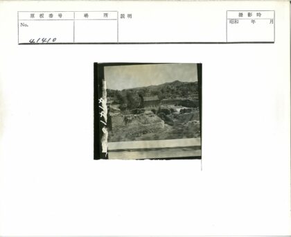 古村石墙丘陵风光.jpg