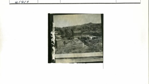 古村石墙丘陵风光.jpg