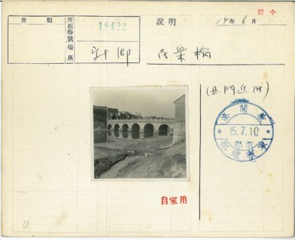 古桥拱门与河畔建筑风光.jpg