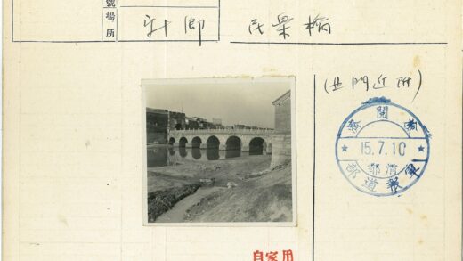 古桥拱门与河畔建筑风光.jpg