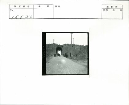 古石拱与鹅卵石路景.jpg