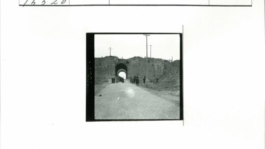 古石拱与鹅卵石路景.jpg