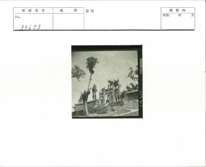 古石拱门雕刻与自然景观.jpg