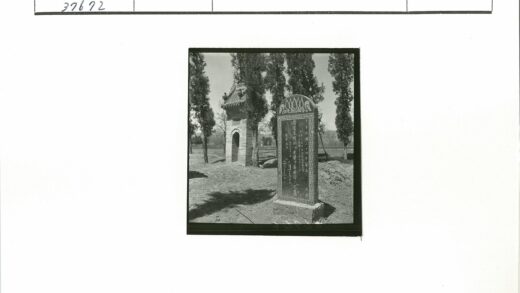 古石碑与拱形建筑园林景观.jpg