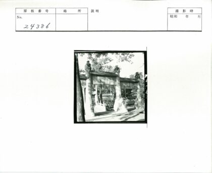 古石雕拱门与建筑遗迹.jpg