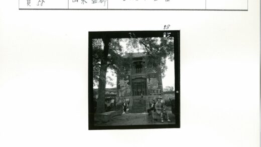 古砖房巨幅油画前人群.jpg