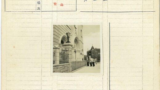 古老修道院与常春藤建筑景观.jpg