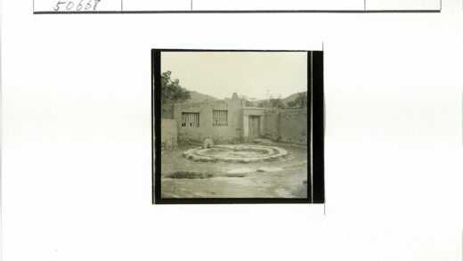 古老土坯建筑与石院景观.jpg