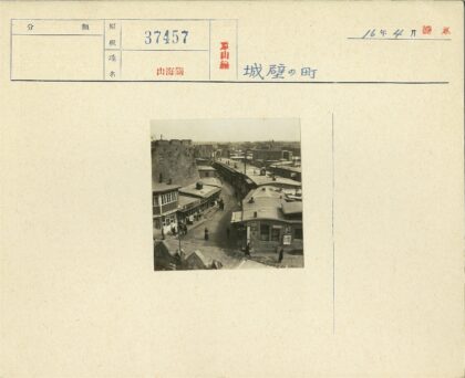 古老城镇街道与堡垒城墙.jpg