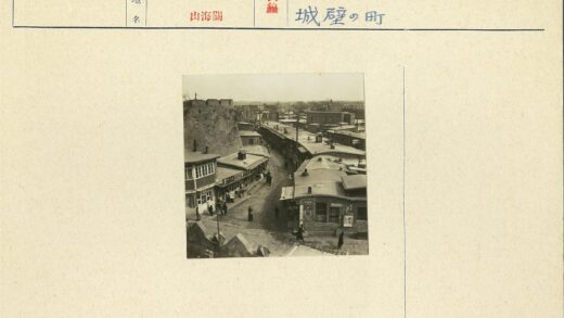 古老城镇街道与堡垒城墙.jpg