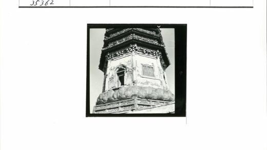 古老多层塔楼建筑细节特写.jpg