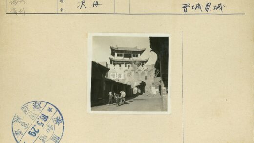 古老大门与狭窄街道建筑.jpg
