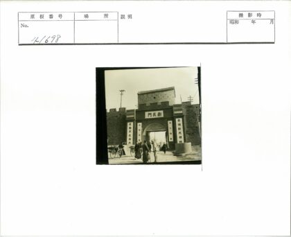 古老大门前散步骑自行车.jpg