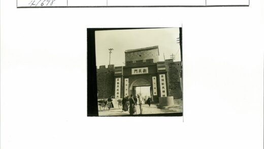 古老大门前散步骑自行车.jpg