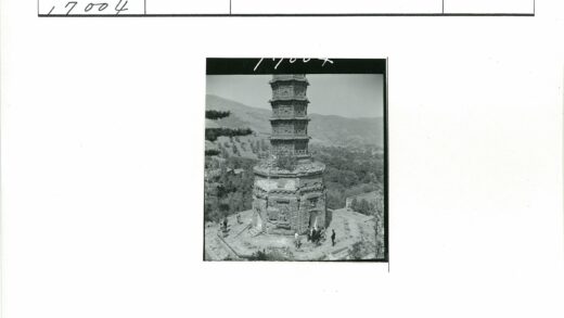 古老宝塔与绿色丘陵风景.jpg