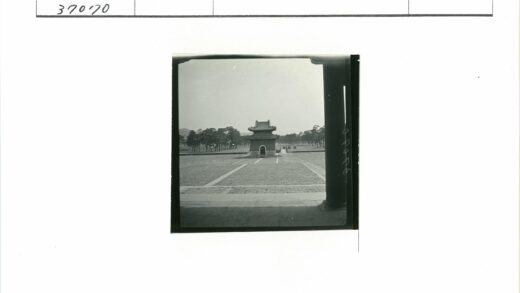 古老宝塔庭院山景.jpg