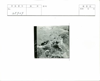 古老山坡石墟与远山河流.jpg