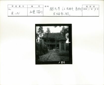 古老山墙建筑砖路绿树环绕.jpg