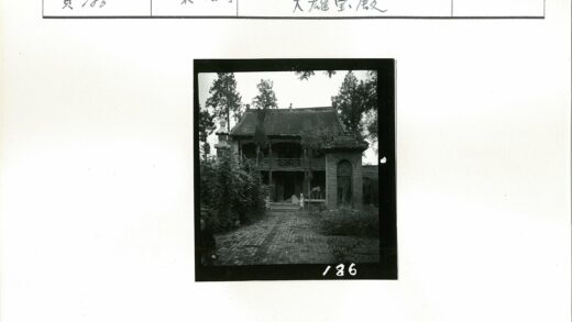 古老山墙建筑砖路绿树环绕.jpg
