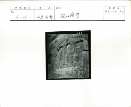 古老岩壁人物像与自然岩层.jpg