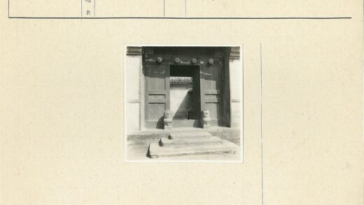 古老庭院雕刻木门入口.jpg
