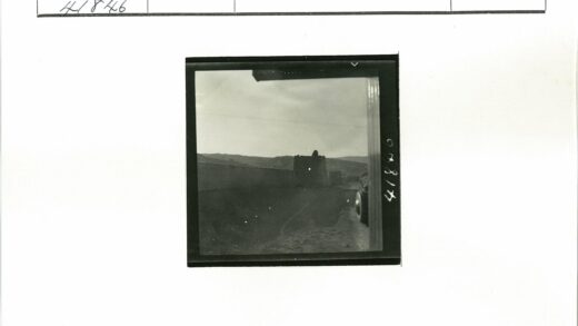 古老建筑与山脉晴空.jpg